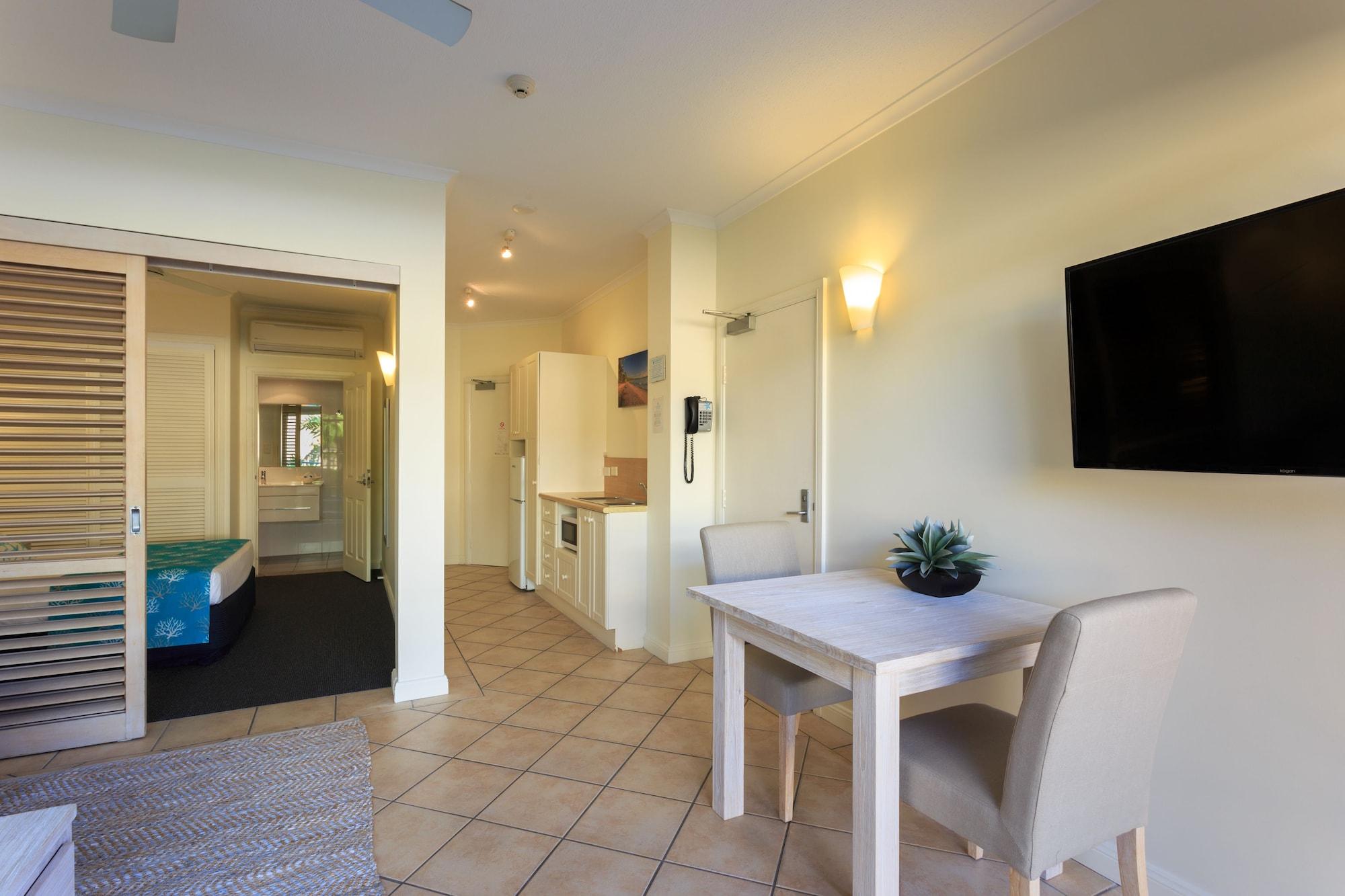 Macrossan House Boutique Holiday Apartments Port Douglas Exterior photo
