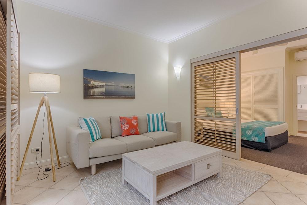 Macrossan House Boutique Holiday Apartments Port Douglas Exterior photo