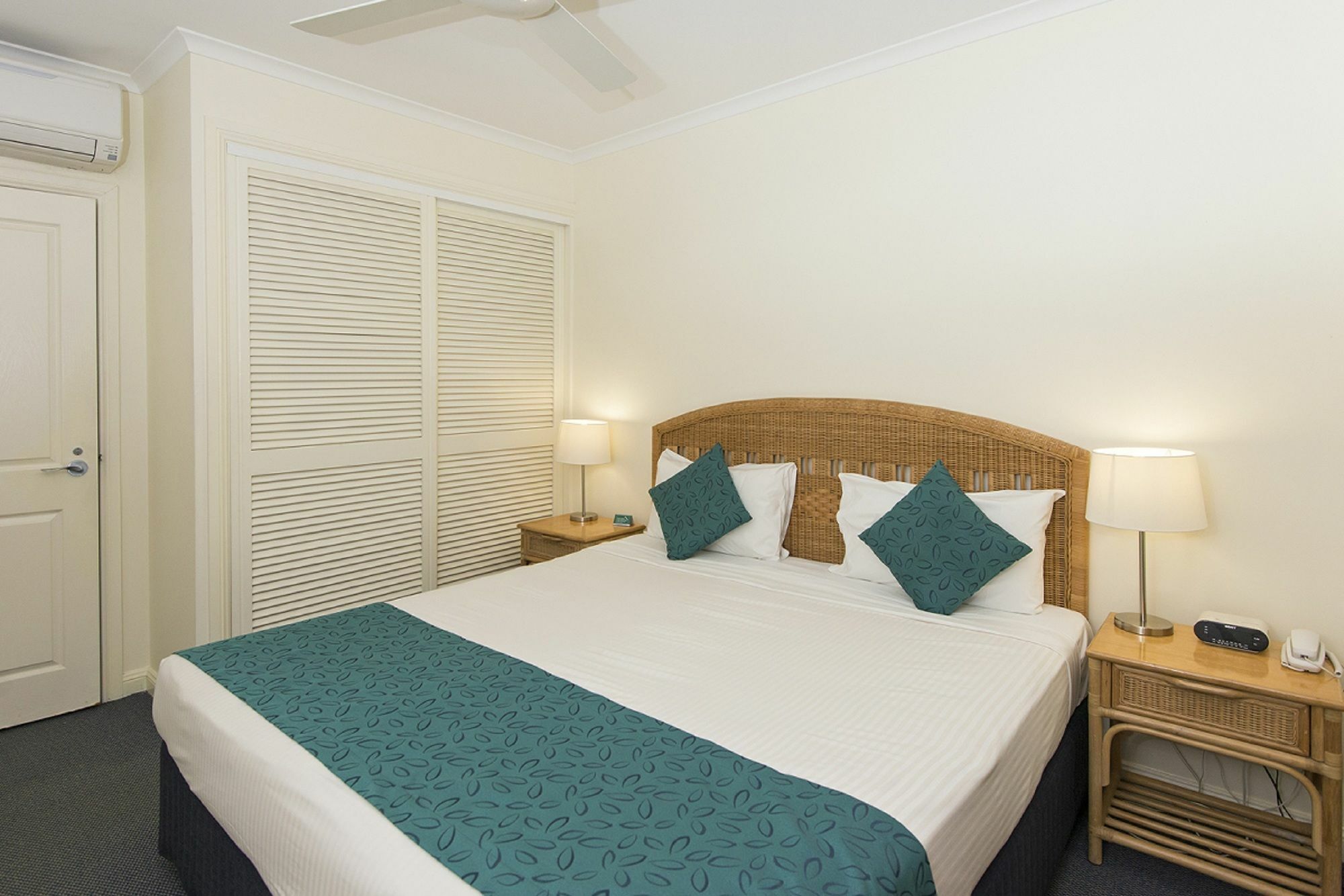 Macrossan House Boutique Holiday Apartments Port Douglas Exterior photo
